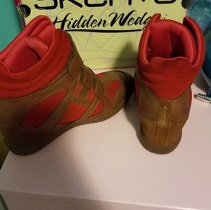 8.5 sketchers hidden wedge in box